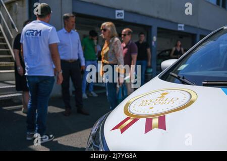 Albi (Francia), 11/05/2022, sul circuito automobilistico di Albi (Francia), i piloti della società AMR Engineering si sono alternati per tre giorni per rompere due record mondiali per distanza percorsa con una sola ricarica, vale a dire il record idrogeno e il record elettrico. Per questo motivo, la loro Renault ZOE elettrica è stata trasformata per poter utilizzare un nuovo carburante, il G-H3. Questo biocombustibile di seconda generazione è a base di etanolo ed è fatto da 100% rinnovabile (concime, residui di piante, ecc.) e materiali non alimentari. Ma la sua particolarità è anche quella di essere adattabile alle auto a combustione interna, ibride ed elettriche. Il reco Foto Stock