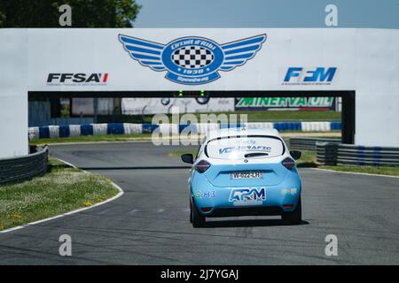 Albi (Francia), 11/05/2022, sul circuito automobilistico di Albi (Francia), i piloti della società AMR Engineering si sono alternati per tre giorni per rompere due record mondiali per distanza percorsa con una sola ricarica, vale a dire il record idrogeno e il record elettrico. Per questo motivo, la loro Renault ZOE elettrica è stata trasformata per poter utilizzare un nuovo carburante, il G-H3. Questo biocombustibile di seconda generazione è a base di etanolo ed è fatto da 100% rinnovabile (concime, residui di piante, ecc.) e materiali non alimentari. Ma la sua particolarità è anche quella di essere adattabile alle auto a combustione interna, ibride ed elettriche. Il reco Foto Stock