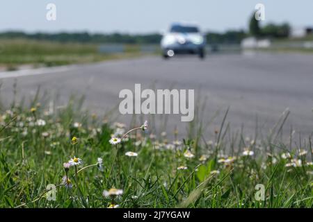 Albi (Francia), 11/05/2022, sul circuito automobilistico di Albi (Francia), i piloti della società AMR Engineering si sono alternati per tre giorni per rompere due record mondiali per distanza percorsa con una sola ricarica, vale a dire il record idrogeno e il record elettrico. Per questo motivo, la loro Renault ZOE elettrica è stata trasformata per poter utilizzare un nuovo carburante, il G-H3. Questo biocombustibile di seconda generazione è a base di etanolo ed è fatto da 100% rinnovabile (concime, residui di piante, ecc.) e materiali non alimentari. Ma la sua particolarità è anche quella di essere adattabile alle auto a combustione interna, ibride ed elettriche. Il reco Foto Stock