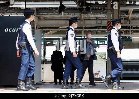 Tokyo, Giappone. 11th maggio 2022. Poliziotti che indossano maschere viso pattugliano stazione di Tokyo. Tokyo ha registrato 4.764 nuovi casi di coronavirus il mercoledì dopo aver segnalato 4.451 casi il martedì. (Credit Image: © Rodrigo Reyes Marin/ZUMA Press Wire) Foto Stock