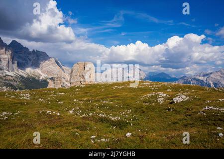 La zona intorno alla famosa piazza cinque Torri nelle Dolomiti. Foto Stock