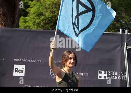 Torino, Italia. 11th maggio 2022. Estinzione gli attivisti della ribellione fanno un'azione travestita da Måneskin e incatenata alle porte del villaggio di Eurovisione. Credit: MLBARIONA/Alamy Live News Foto Stock