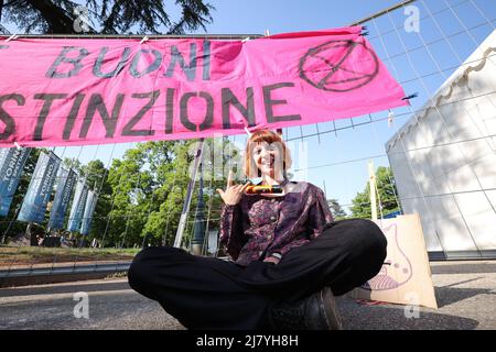 Torino, Italia. 11th maggio 2022. Estinzione gli attivisti della ribellione fanno un'azione travestita da Måneskin e incatenata alle porte del villaggio di Eurovisione. Credit: MLBARIONA/Alamy Live News Foto Stock