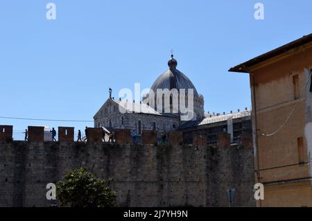 Pisa, Italia - 17 Aprile 2022: Torre pendente di pisa e palazzi in una soleggiata giornata primaverile Foto Stock