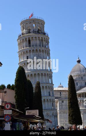 Pisa, Italia - 17 Aprile 2022: Torre pendente di pisa e palazzi in una soleggiata giornata primaverile Foto Stock