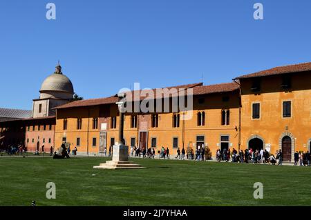 Pisa, Italia - 17 Aprile 2022: Torre pendente di pisa e palazzi in una soleggiata giornata primaverile Foto Stock