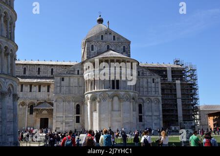 Pisa, Italia - 17 Aprile 2022: Torre pendente di pisa e palazzi in una soleggiata giornata primaverile Foto Stock
