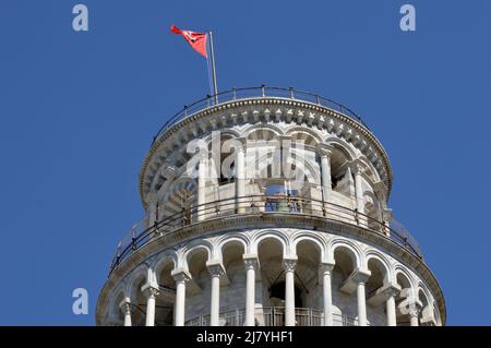 Pisa, Italia - 17 Aprile 2022: Torre pendente di pisa e palazzi in una soleggiata giornata primaverile Foto Stock