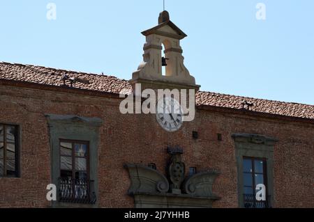 Pisa, Italia - 17 Aprile 2022: Torre pendente di pisa e palazzi in una soleggiata giornata primaverile Foto Stock