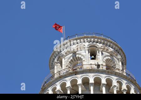 Pisa, Italia - 17 Aprile 2022: Torre pendente di pisa e palazzi in una soleggiata giornata primaverile Foto Stock