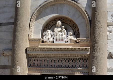 Pisa, Italia - 17 Aprile 2022: Torre pendente di pisa e palazzi in una soleggiata giornata primaverile Foto Stock