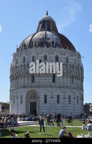 Pisa, Italia - 17 Aprile 2022: Torre pendente di pisa e palazzi in una soleggiata giornata primaverile Foto Stock