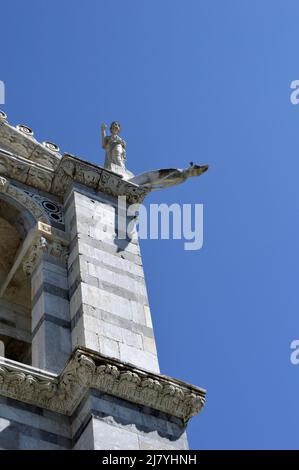 Pisa, Italia - 17 Aprile 2022: Torre pendente di pisa e palazzi in una soleggiata giornata primaverile Foto Stock