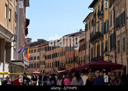 Pisa, Italia - 17 Aprile 2022: Torre pendente di pisa e palazzi in una soleggiata giornata primaverile Foto Stock