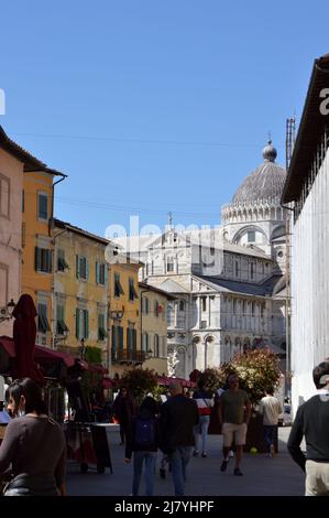 Pisa, Italia - 17 Aprile 2022: Torre pendente di pisa e palazzi in una soleggiata giornata primaverile Foto Stock
