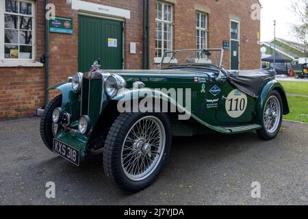 1949 MG TC ‘KXS 318’ in mostra allo Scramble di aprile che si tiene presso il Bicester Heritage Centre il 23rd aprile 2022 Foto Stock