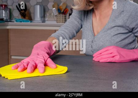 Happy ragazza pulizia tavolo con mobili lucidare a casa pulizia servizi aziendali Foto Stock