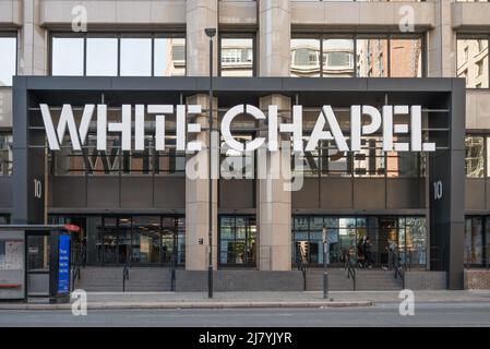 L'esterno e l'entrata principale del White Chapel Building in Whitechapel High Street. Londra E1, Inghilterra, Regno Unito Foto Stock