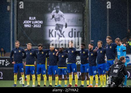 LEEUWARDEN - prima dell'inizio della partita, i giocatori osserveranno un minuto di silenzio in memoria dell'ex giocatore Jody Lukoki durante la partita olandese Erevisione tra SC Cambuur e Willem II al Cambuur Stadium il 11 maggio 2022 a Leeuwarden, Olanda. LASKER COR ANP Foto Stock