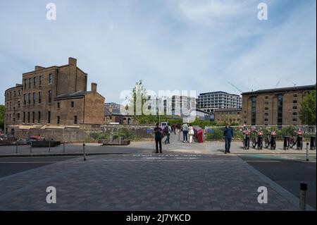 La gente fuori e circa a Granary Square, Coal Drops Yard, Londra, Inghilterra, Regno Unito. Foto Stock