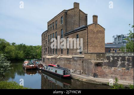 Le barche strette del canale ormeggiate lungo il percorso di rimorchio sul canale di Regents a Coal Drops Yard. Londra, Inghilterra, Regno Unito. Foto Stock