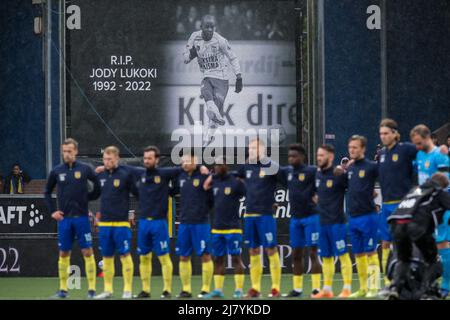 LEEUWARDEN - prima dell'inizio della partita, i giocatori osserveranno un minuto di silenzio in memoria dell'ex giocatore Jody Lukoki durante la partita olandese Erevisione tra SC Cambuur e Willem II al Cambuur Stadium il 11 maggio 2022 a Leeuwarden, Olanda. LASKER COR ANP Foto Stock