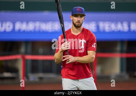 Dallas, Texas, Stati Uniti. 10th maggio 2022. Il primo baseman del Texas Eli White (41) durante il pre-gioco con i Kansas City Royals e i Texas Rangers tenuti al Globe Life Field di Dallas Tx. David Seelig/Cal Sport medi. Credit: csm/Alamy Live News Foto Stock