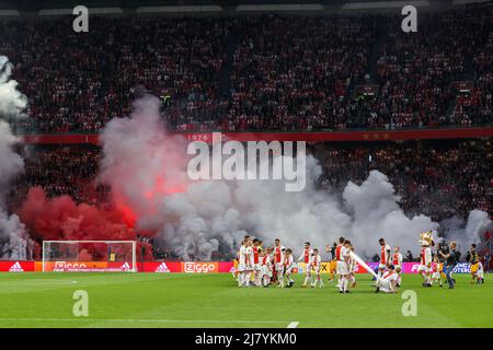 AMSTERDAM, PAESI BASSI - 11 MAGGIO: I giocatori di SC Heerenveen e Ajax entrano in campo prima della partita olandese Erevisione tra Ajax e SC Heerenveen alla Johan Cruijff Arena il 11 maggio 2022 ad Amsterdam, Paesi Bassi (Foto di Herman Dingler/Orange Pictures) Foto Stock