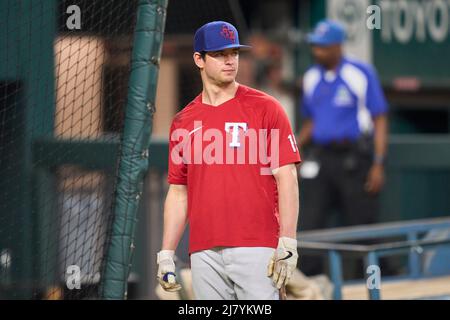 Dallas, Texas, Stati Uniti. 10th maggio 2022. Il Texas ha designato Hitter Nick Solak (15) durante il pre-gioco con i Kansas City Royals e i Texas Rangers tenuti al Globe Life Field di Dallas Tx. David Seelig/Cal Sport medi. Credit: csm/Alamy Live News Foto Stock