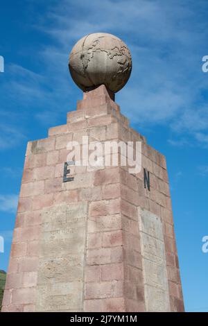 Ecuador, Quito, Ciudad Mitad del Mundo aka Città del mondo. Monumento equatoriale che segna latitudine 0. Vista nord-est. Foto Stock