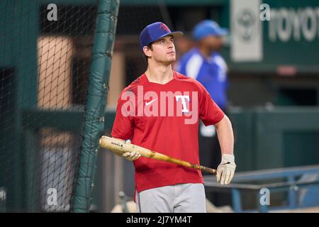 Dallas, Texas, Stati Uniti. 10th maggio 2022. Il Texas ha designato Hitter Nick Solak (15) durante il pre-gioco con i Kansas City Royals e i Texas Rangers tenuti al Globe Life Field di Dallas Tx. David Seelig/Cal Sport medi. Credit: csm/Alamy Live News Foto Stock