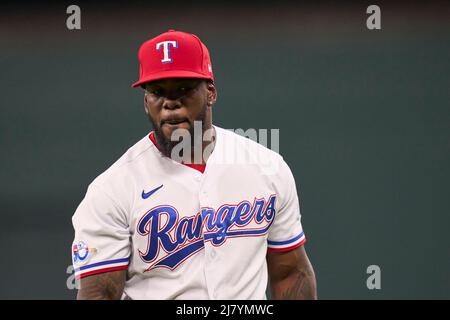 Dallas, Texas, Stati Uniti. 10th maggio 2022. Il centrocampista del Texas Adolis Garcia (53) durante il pre-gioco con i Kansas City Royals e i Texas Rangers tenuti al Globe Life Field di Dallas Tx. David Seelig/Cal Sport medi. Credit: csm/Alamy Live News Foto Stock