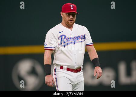 Dallas, Texas, Stati Uniti. 10th maggio 2022. Texas destro fielder Kole Calhoun (56) durante la partita con Kansas City Royals e Texas Rangers tenuto al Globe Life Field di Dallas Tx. David Seelig/Cal Sport medi. Credit: csm/Alamy Live News Foto Stock