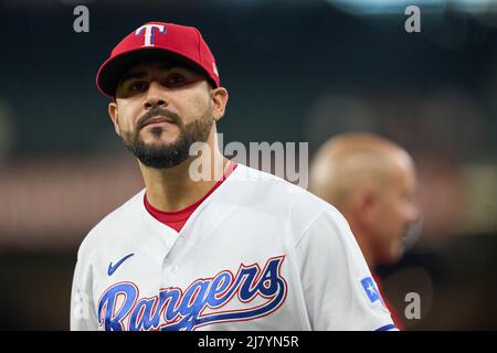 Dallas, Texas, Stati Uniti. 10th maggio 2022. Texas Pitcher Martin Perez (54) prima della partita con Kansas City Royals e Texas Rangers tenuto al Globe Life Field di Dallas Tx. David Seelig/Cal Sport medi. Credit: csm/Alamy Live News Foto Stock