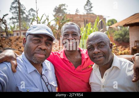 Tre amici di età matura che prendono un selfie all'aperto insieme, gente africana felice, concetto di amicizia Foto Stock
