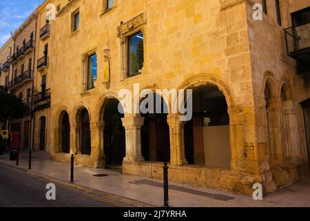 TARRAGONA, SPAGNA - 3 OTTOBRE 2019 vecchio edificio nelle strade secondarie Foto Stock