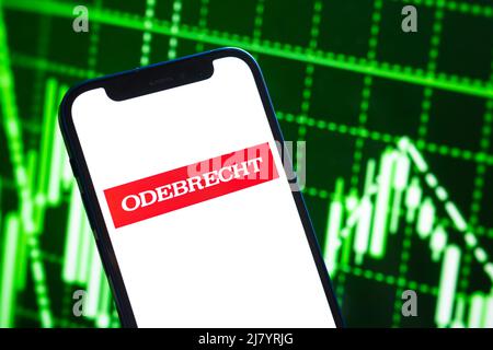 Poltava, Ucraina - 11 maggio 2022: Odebrecht logo azienda, gas e petrolio prezzi, industria energetica. Grafici del mercato azionario del petrolio, backgrou finanziario globale Foto Stock