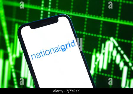 Poltava, Ucraina - 11 maggio 2022: Nationalgrid logo azienda, gas e petrolio prezzi, industria energetica. Grafici del mercato azionario del petrolio, backg finanziario globale Foto Stock