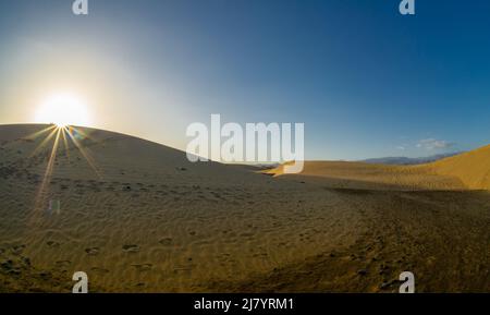 Vista sulle dune di Maspalomas in Gran Canaria, Isole Canarie, Spagna temperatura costante tutto l'anno molto bello per la spiaggia e le vacanze Foto Stock