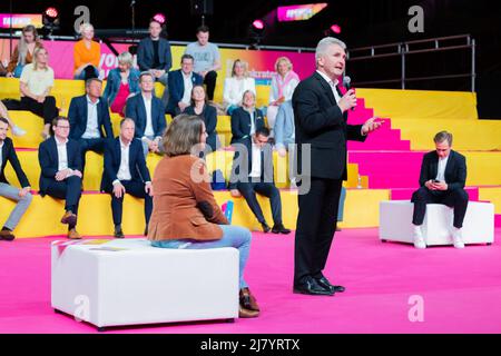 Duesseldorf, Germania. 11th maggio 2022. Andreas Pinkwart, Ministro dell'economia della Renania settentrionale-Vestfalia, parla alla Conferenza straordinaria del Partito di Stato dell'FDP nel PSD Bank Dome. Credit: Rolf Vennenbernd/dpa/Alamy Live News Foto Stock