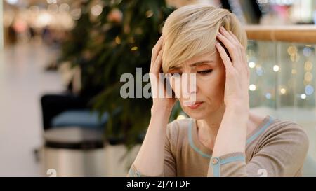 Triste mezza età donna caucasica 40s signora sentire problemi depressi. Turbato single femmina maturo difficile pensare emicrania divorzio solitudine Foto Stock