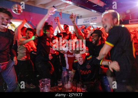 2022-05-11 20:25:38 AMSTERDAM - i fan di Ajax seguono la partita tra Ajax e sc Heerenveen nella Kopstootbar in piazza Leidseplein mercoledì 11th maggio. AJAX può conquistare il titolo nazionale 36th. In tal caso, i giocatori e i membri dello staff tecnico saranno onorati nella Johan Cruijff Arena subito dopo la partita. ANP RAMON VAN FLYMEN olanda OUT - belgio OUT Foto Stock