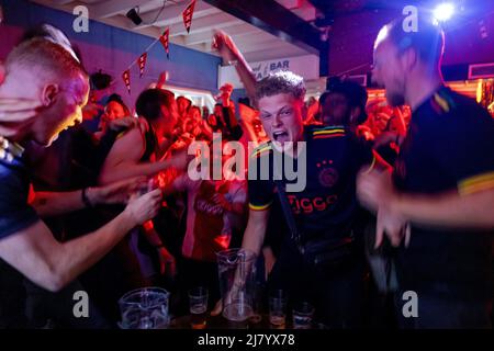 2022-05-11 20:25:39 AMSTERDAM - i fan di Ajax seguono la partita tra Ajax e sc Heerenveen nella Kopstootbar in piazza Leidseplein mercoledì 11th maggio. AJAX può conquistare il titolo nazionale 36th. In tal caso, i giocatori e i membri dello staff tecnico saranno onorati nella Johan Cruijff Arena subito dopo la partita. ANP RAMON VAN FLYMEN olanda OUT - belgio OUT Foto Stock