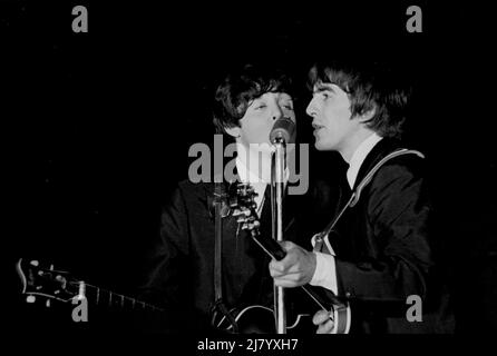 Paul McCartney e George Harrison, The Beatles, 1964 Foto Stock
