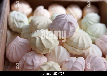 Marshmallow aria fresca multicolore si trova in imballaggi di cartone preparati per la vendita nei negozi Foto Stock
