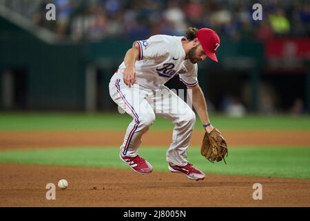 Dallas, Texas, Stati Uniti. 10th maggio 2022. Il Texas manager Chris Woodward (8) durante il pre-gioco con Kansas City Royals e Texas Rangers tenuto al Globe Life Field di Dallas Tx. David Seelig/Cal Sport medi. Credit: csm/Alamy Live News Foto Stock