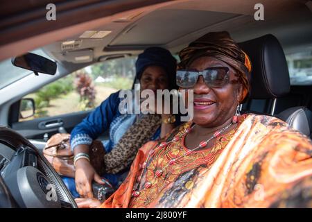 Due donne africane in auto prendono un selfie. Concetto di amicizia tra donne Foto Stock