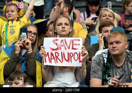 11 maggio 2022, Renania Settentrionale-Vestfalia, Mönchengladbach: Calcio: Partita benefica Borussia Mönchengladbach - Ucraina al Parco Borussia. Una donna ucraina ha un poster con l'iscrizione "Salva Mariupol". Foto: Federico Gambarini/dpa Foto Stock