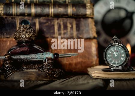 Vista del tavolo da studio vintage con libri e orologio dorato davanti. Foto Stock