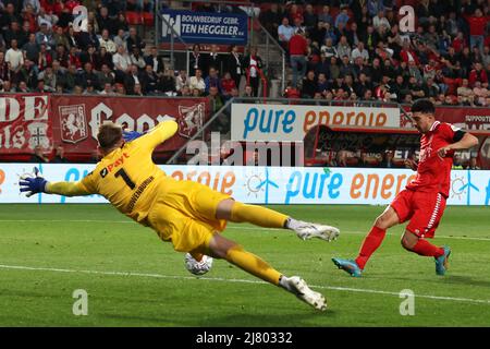 ENSCHEDE, PAESI BASSI - MAGGIO 11: Dimitris Limnios del FC Twente che segnò il suo secondo gol della partita durante la partita olandese Eredivie tra FC Twente e FC Groningen al De Grolsch teste il 11 Maggio 2022 ad Enschede, Paesi Bassi (Foto di Marcel ter Bals/Orange Pictures) Foto Stock